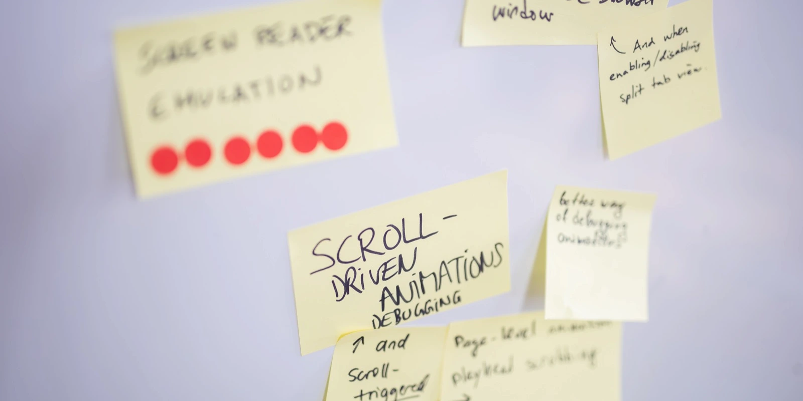 Sticky notes met wensen van developers op een whiteboard