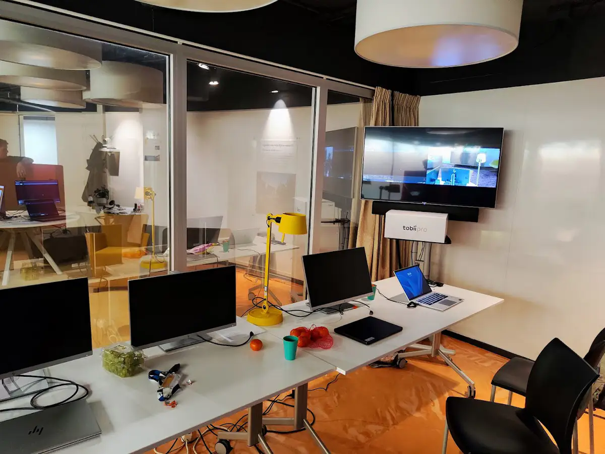 Eyetracking lab achter spiegelwand met zicht op de testruimte waar experimenten worden uitgevoerd