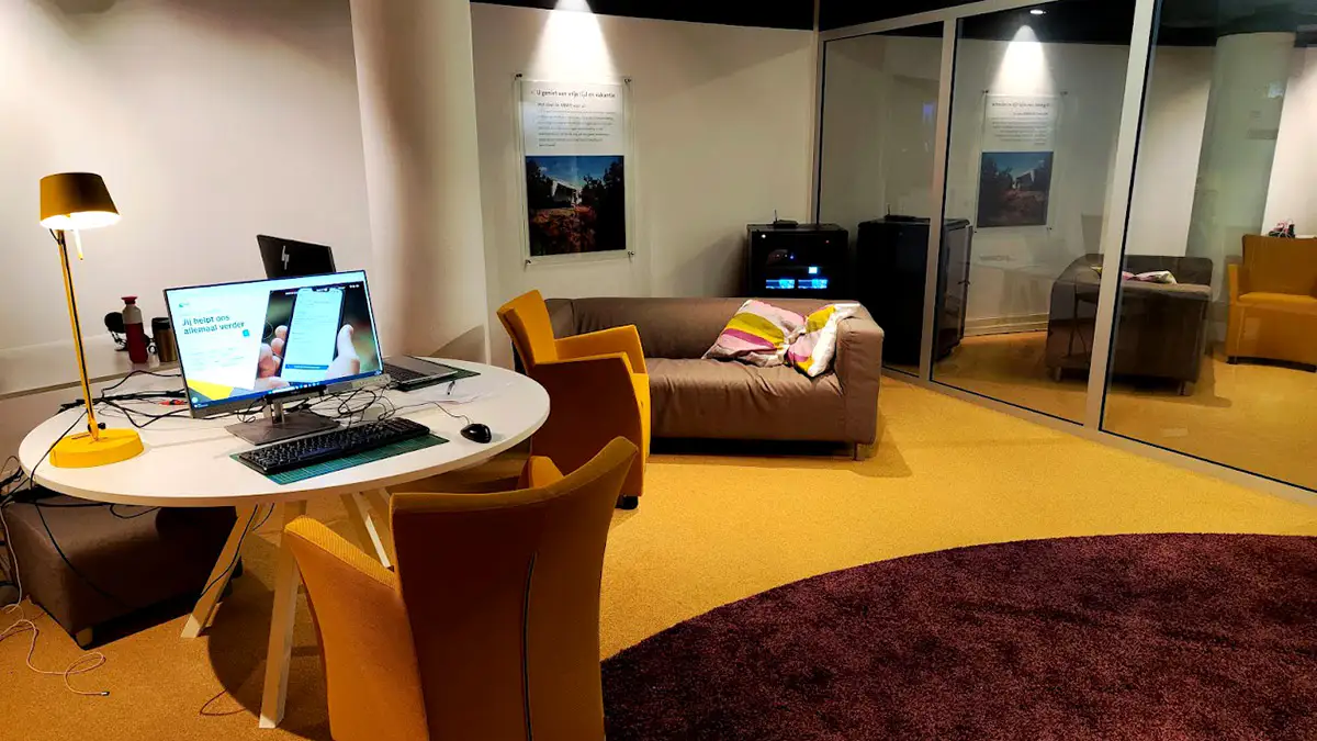 Testruimte met een eyetracking opstelling en een computer voor testkandidaten